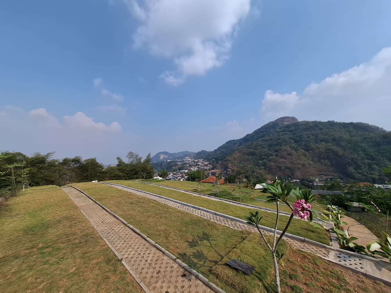 kawasan pemakaman Daarut Tauhiid Memorial Park